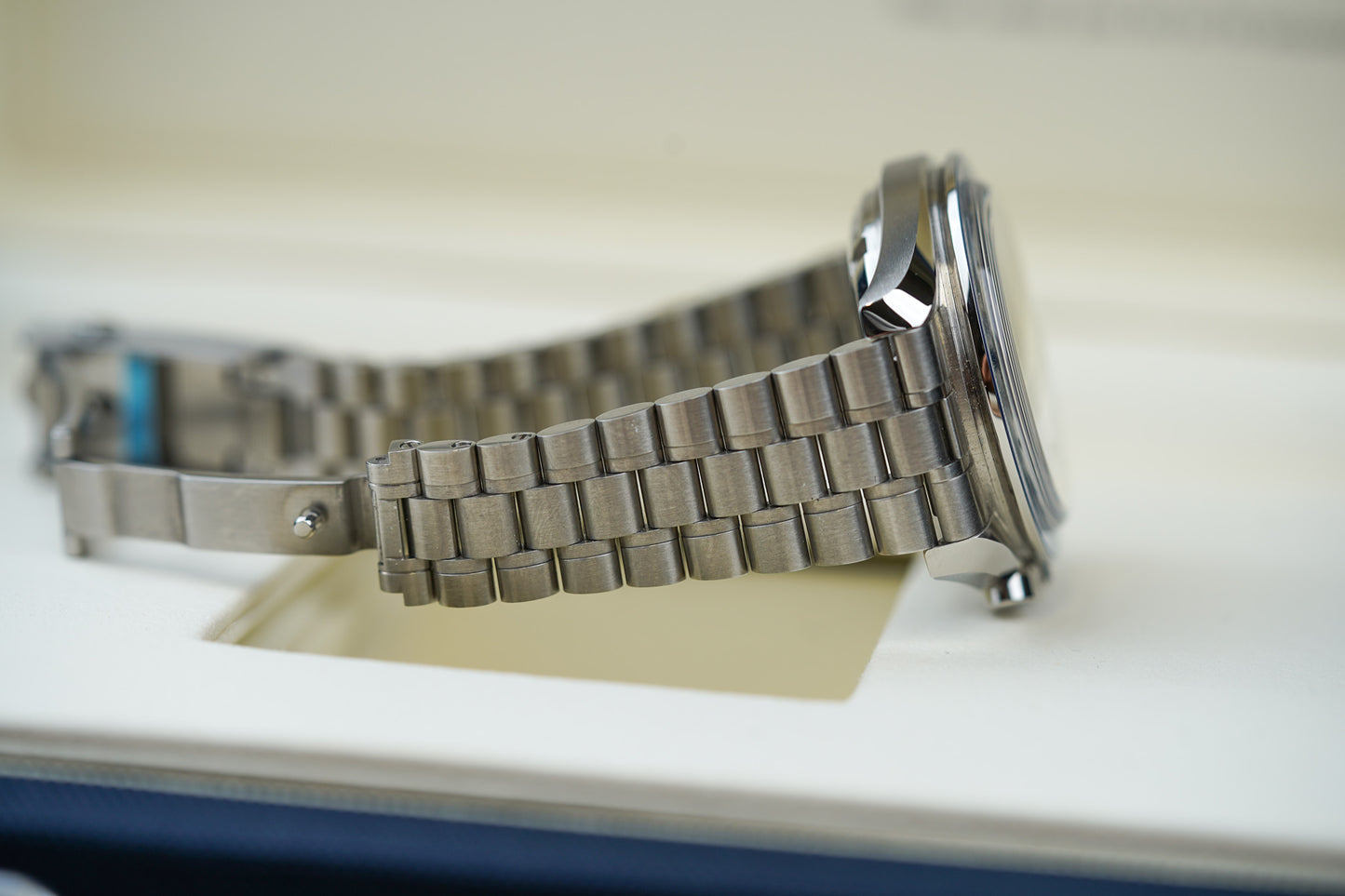 Omega Speedmaster “Silver Snoopy Award” 310.32.42.50.02.001 Moonwatch