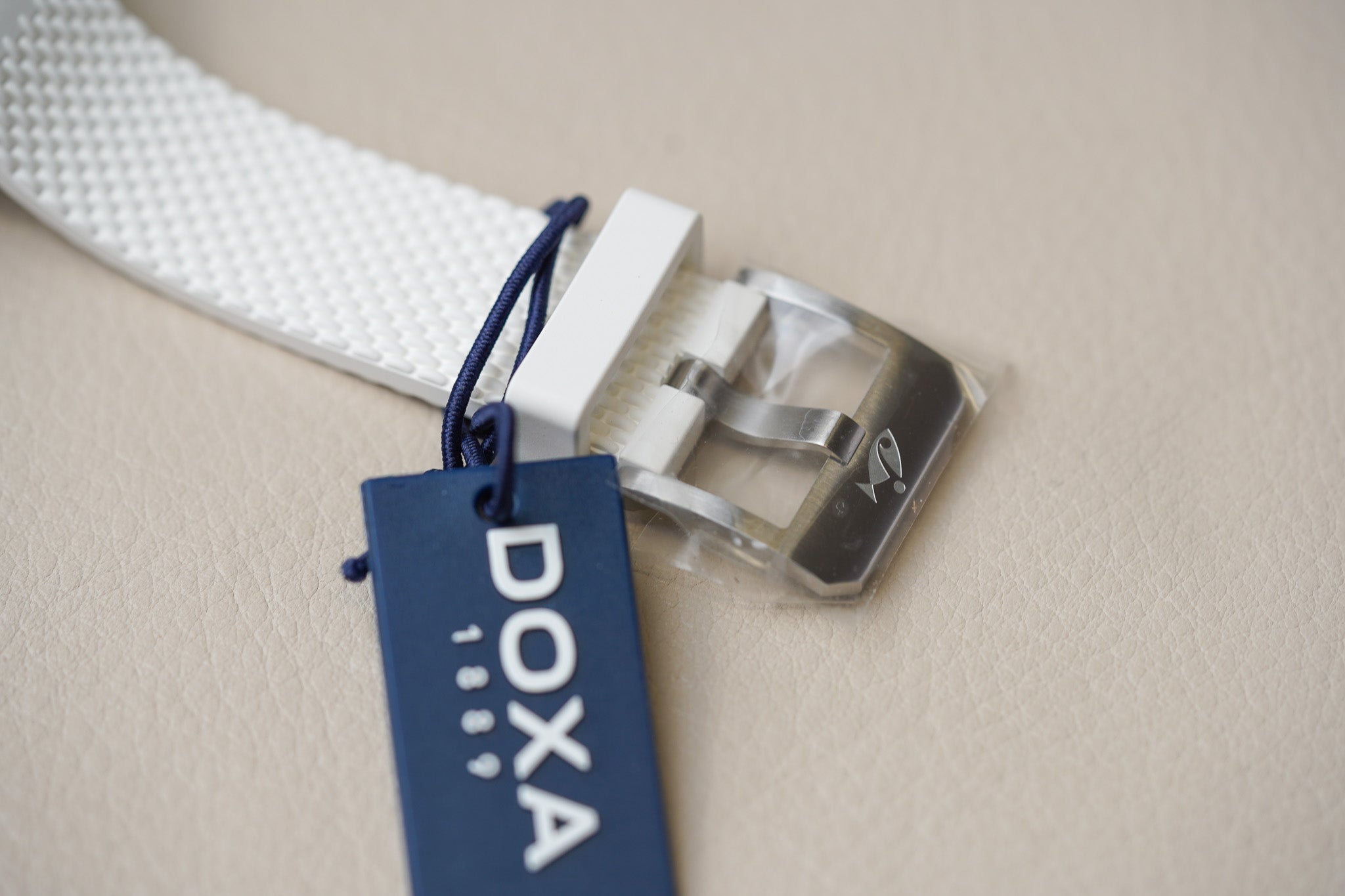 (Deposit)Doxa SUB 200 Whitepearl Steel Inlay Rubber 796.10.011.23