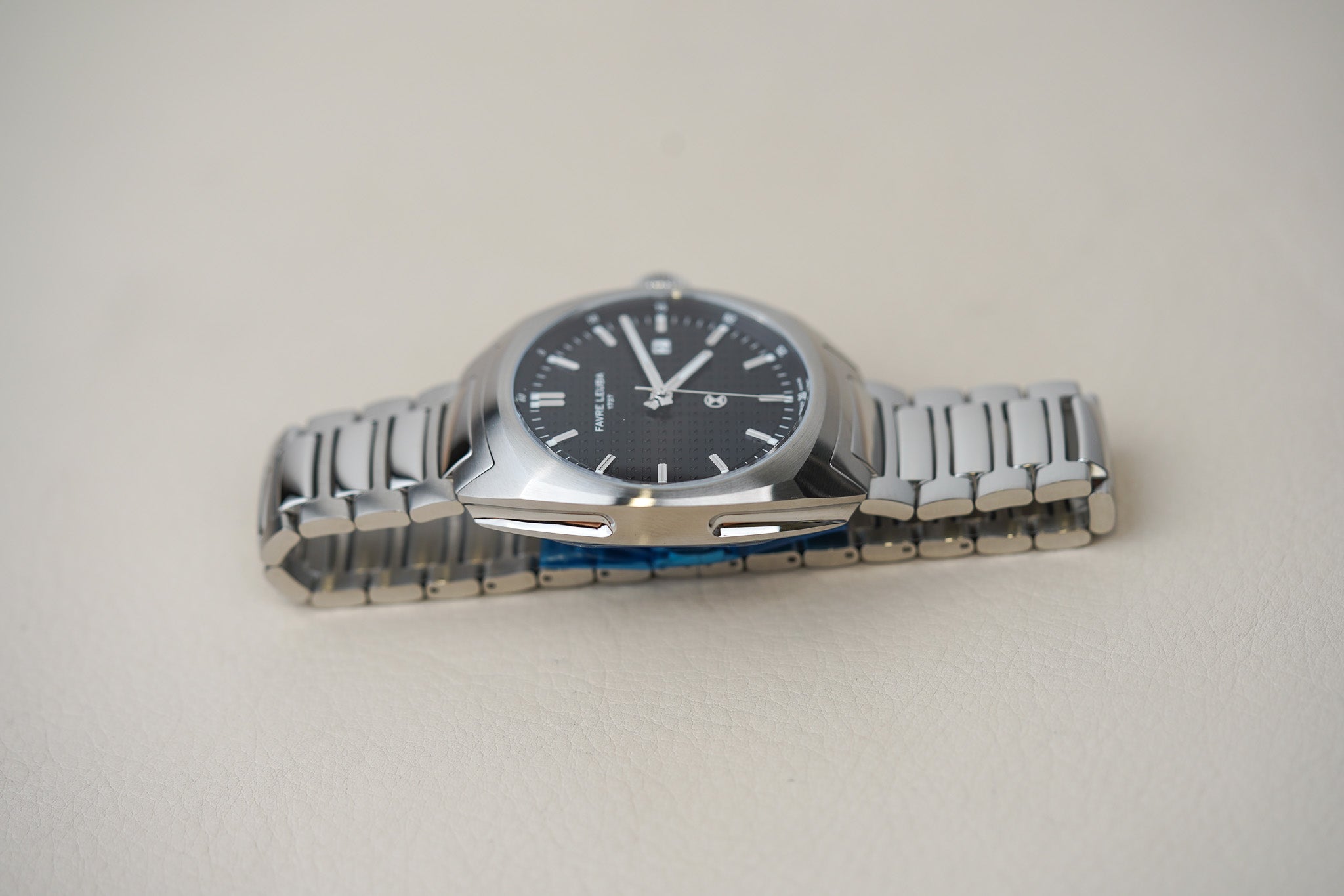 Favre Leuba Chief Date Black 00.20102.102.01.200