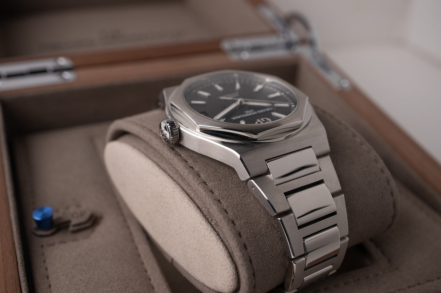 Girard-Perregaux Laureato 42mm 81010-11-634-11A
