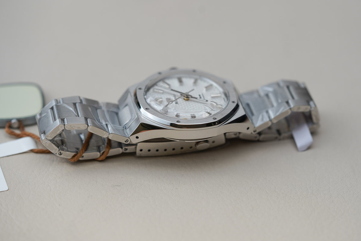 Nivada Grenchen F77 MK2 SST White Dial No Date 68046A77