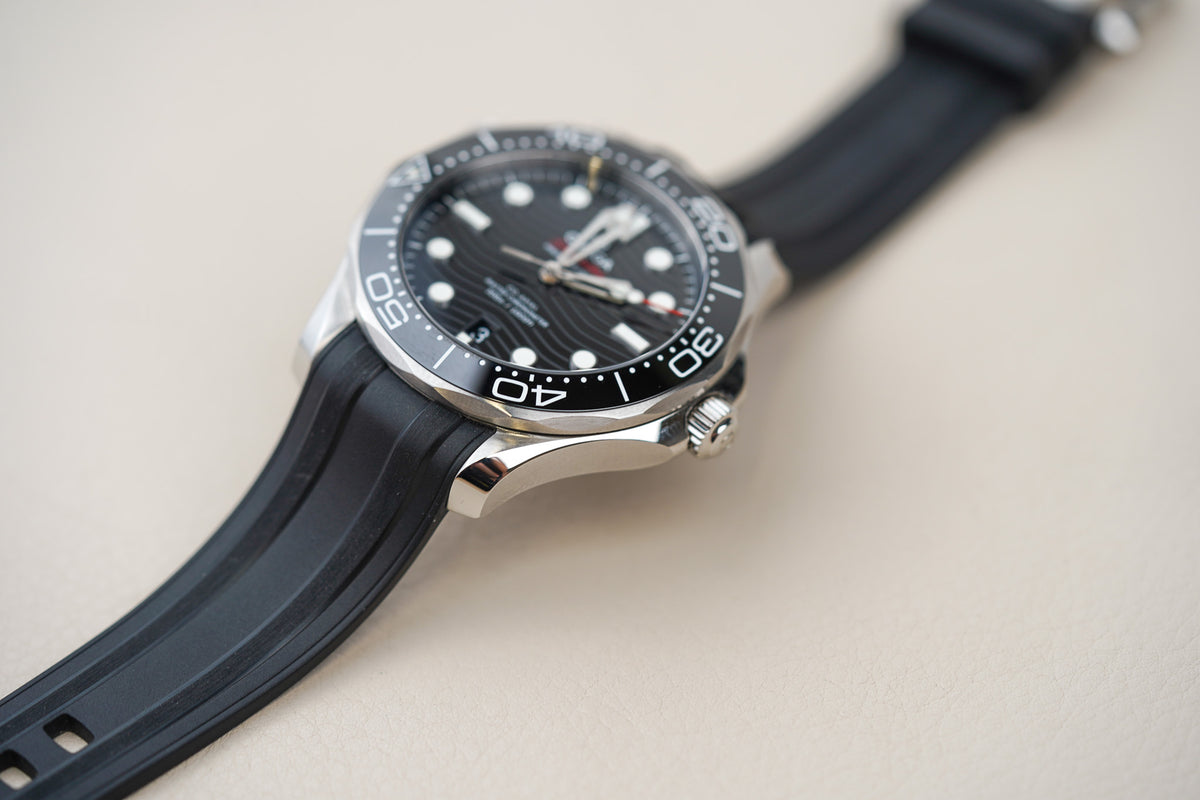 Omega Seamaster 300M Black Dial Rubber 210.32.42.20.01.001