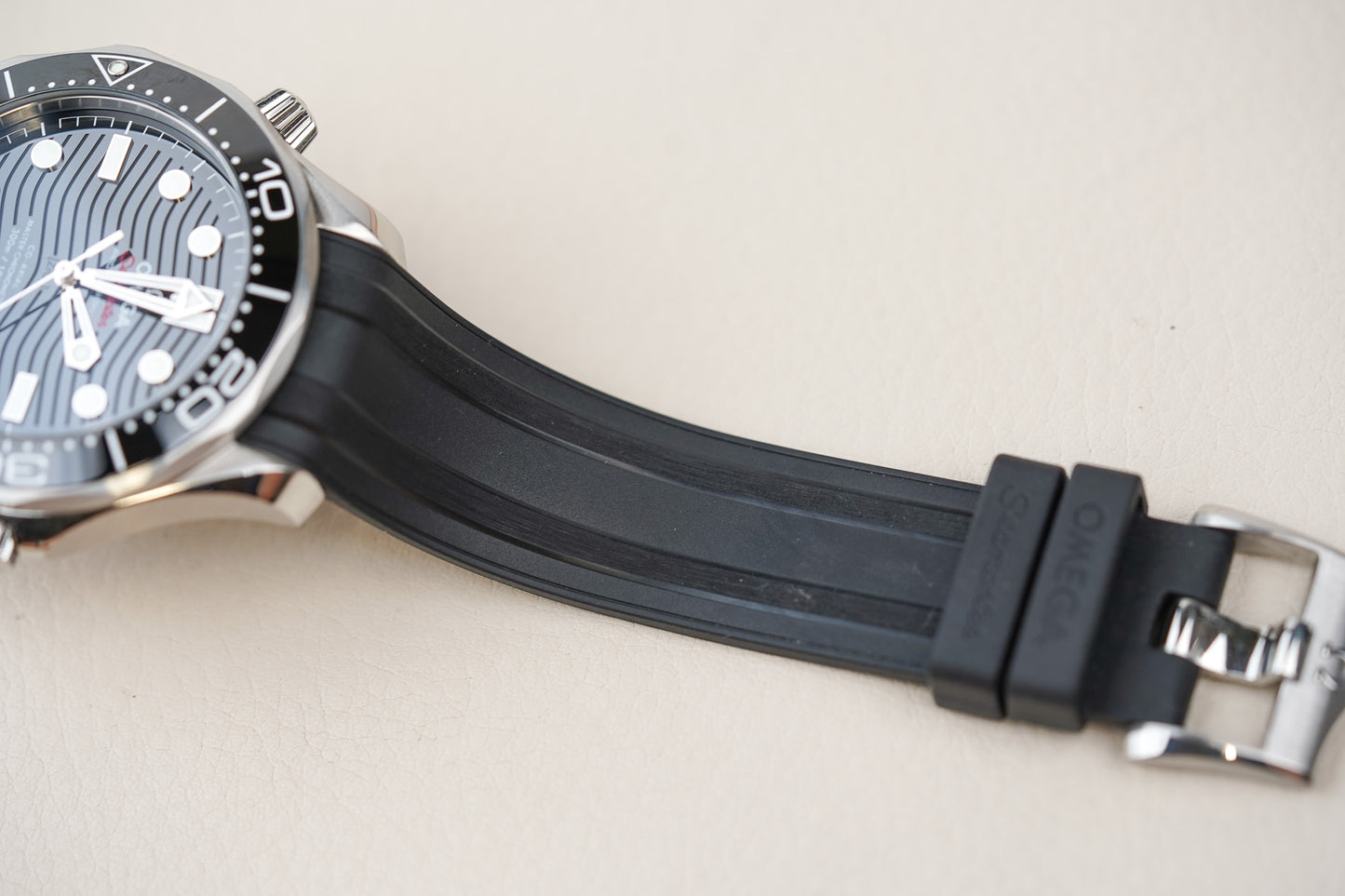 Omega Seamaster 300M Black Dial Rubber 210.32.42.20.01.001