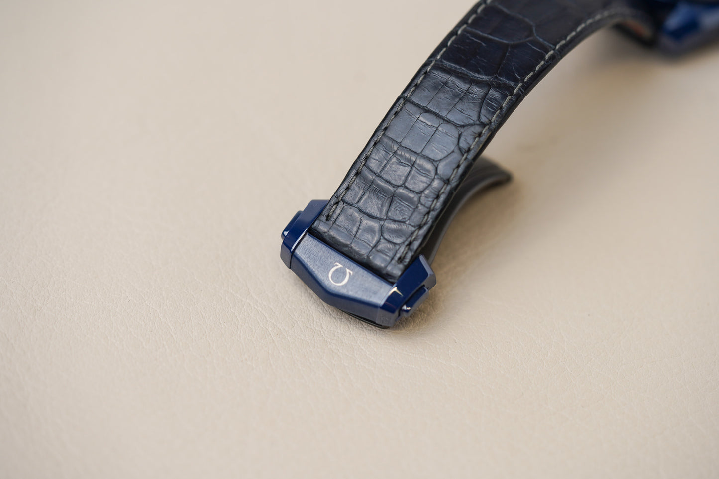 Omega Speedmaster Moonphase "Blue Side Of The Moon" Aventurine 304.93.44.52.03.002