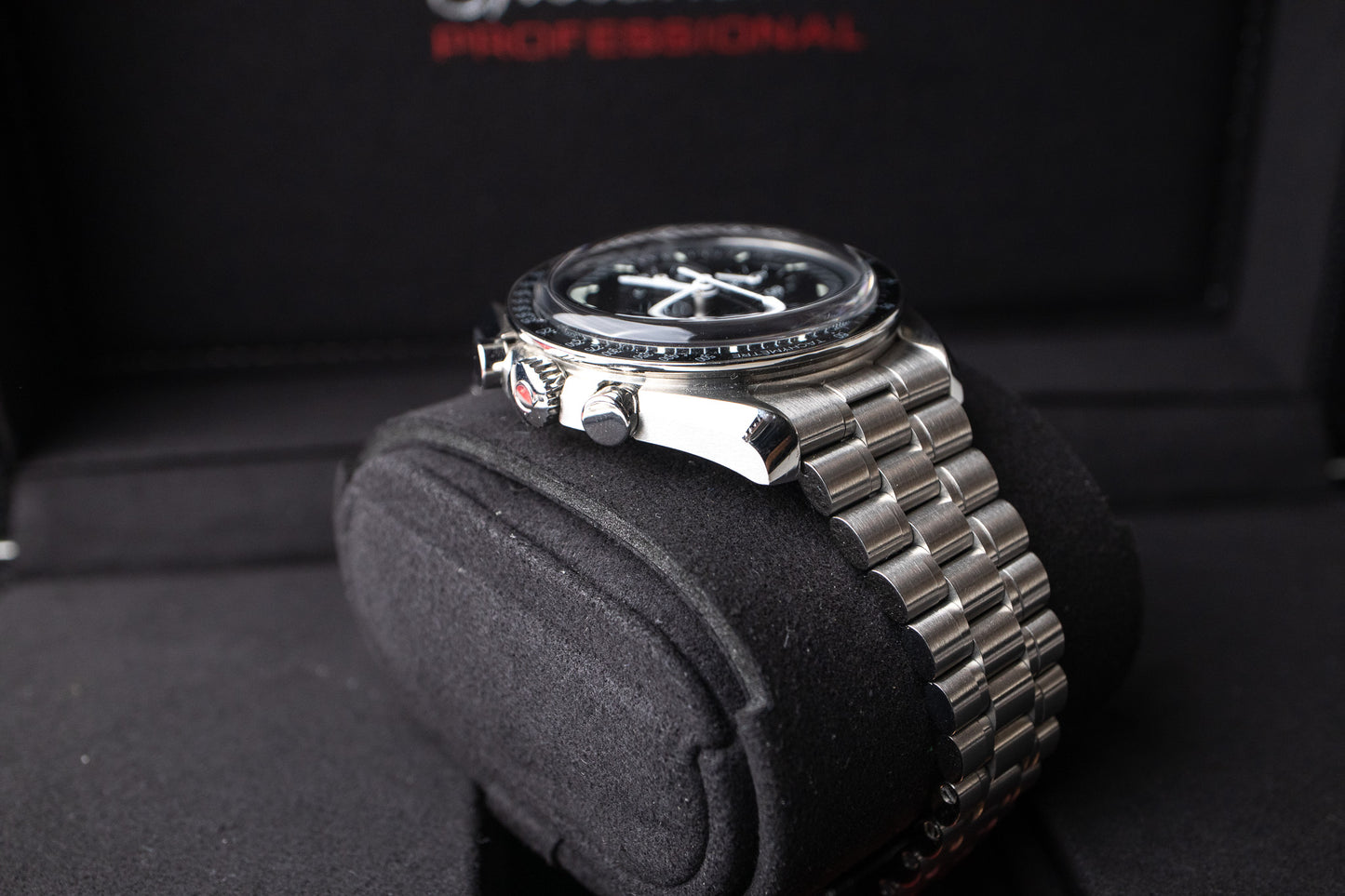 Omega Speedmaster Moonwatch referance 310.30.42.50.01.00 top right side of case and lug with crown and pushers