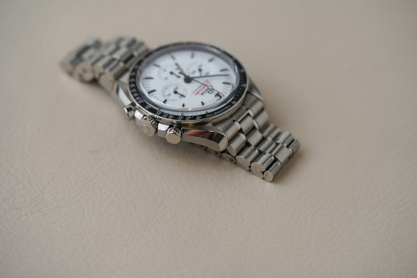 Omega Speedmaster White Moonwatch 310.30.42.50.04.001