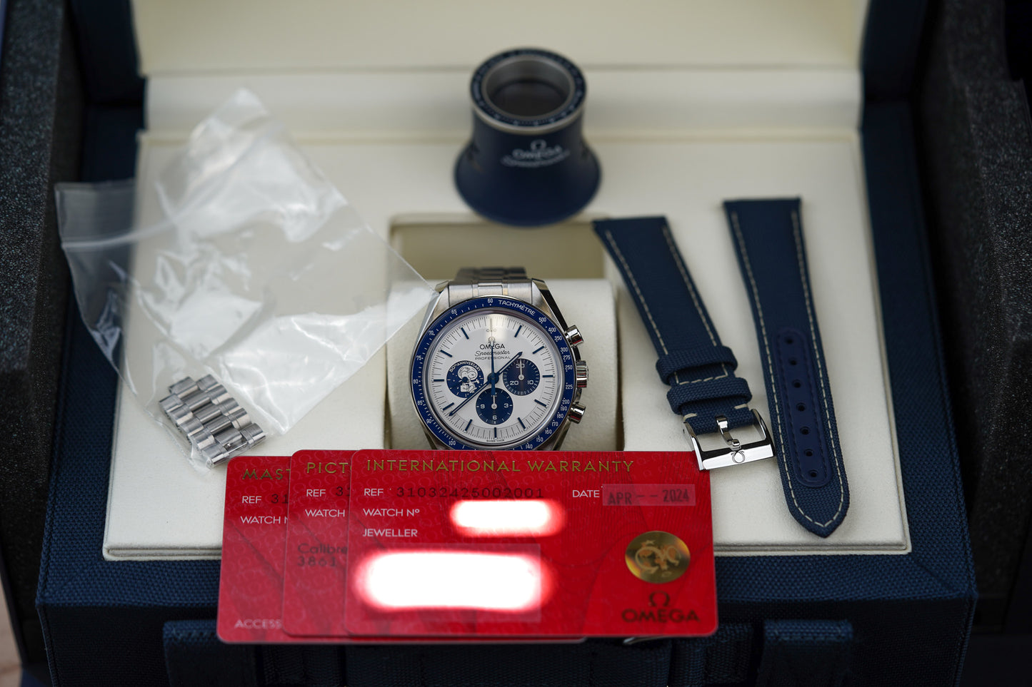 Omega Speedmaster “Silver Snoopy Award” 310.32.42.50.02.001 Moonwatch